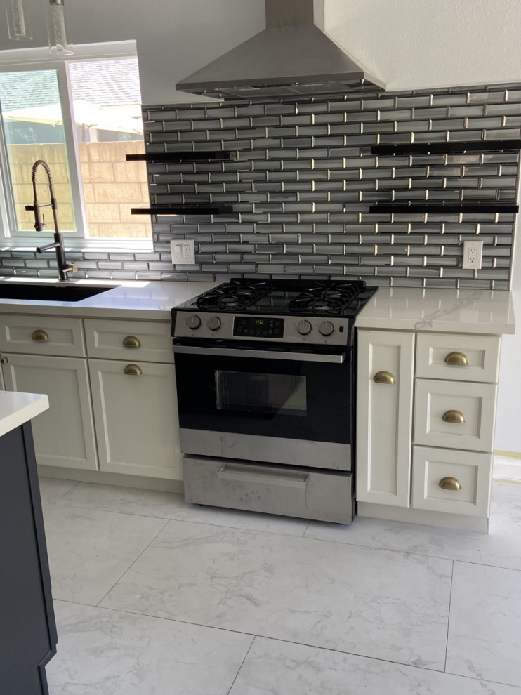 Mid-sized transitional galley eat-in kitchen in Orange County with an undermount sink, shaker cabinets, white cabinets, quartzite benchtops, grey splashback, subway tile splashback, stainless steel appliances, marble floors, with island, white floor, white benchtop and vaulted.