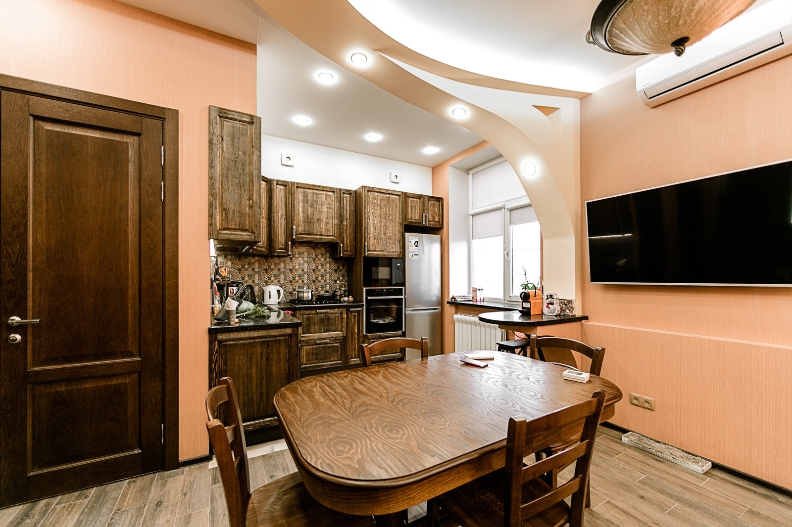 Тёмная фактурная сосна на Новочеркасском проспекте