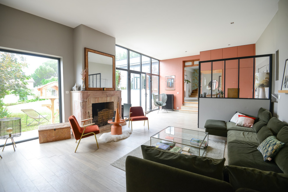 На фото: гостиная комната в современном стиле с серыми стенами, двусторонним камином, фасадом камина из кирпича и ковром на полу без телевизора