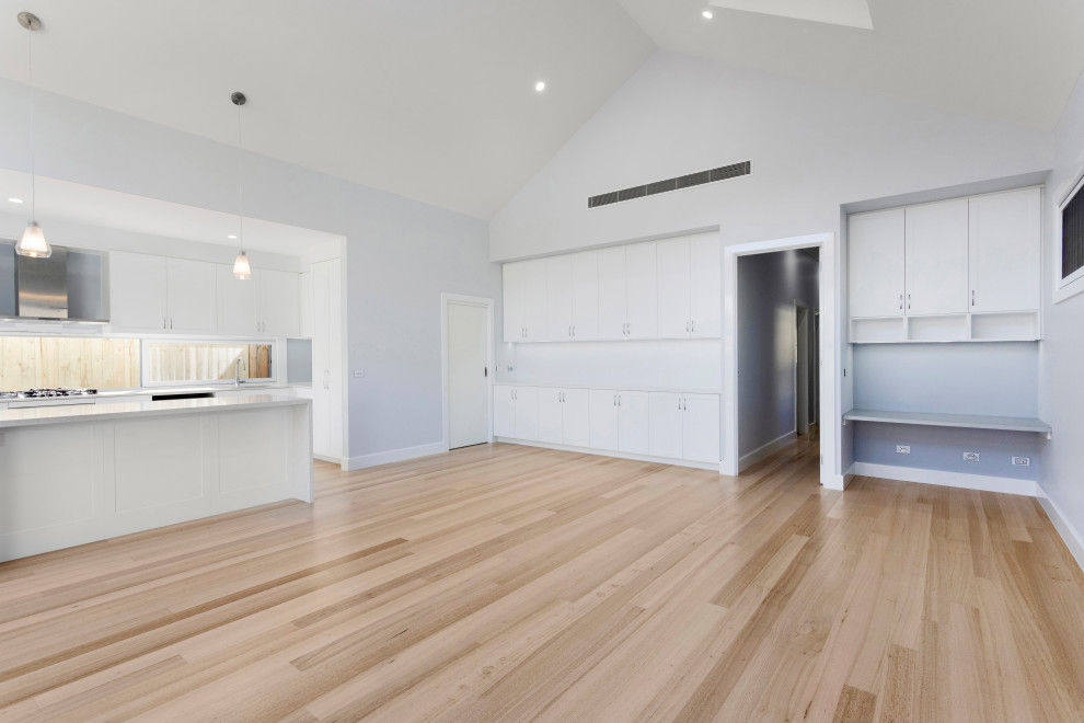 На фото: открытая гостиная комната среднего размера в стиле модернизм с синими стенами, светлым паркетным полом, белым полом и сводчатым потолком с