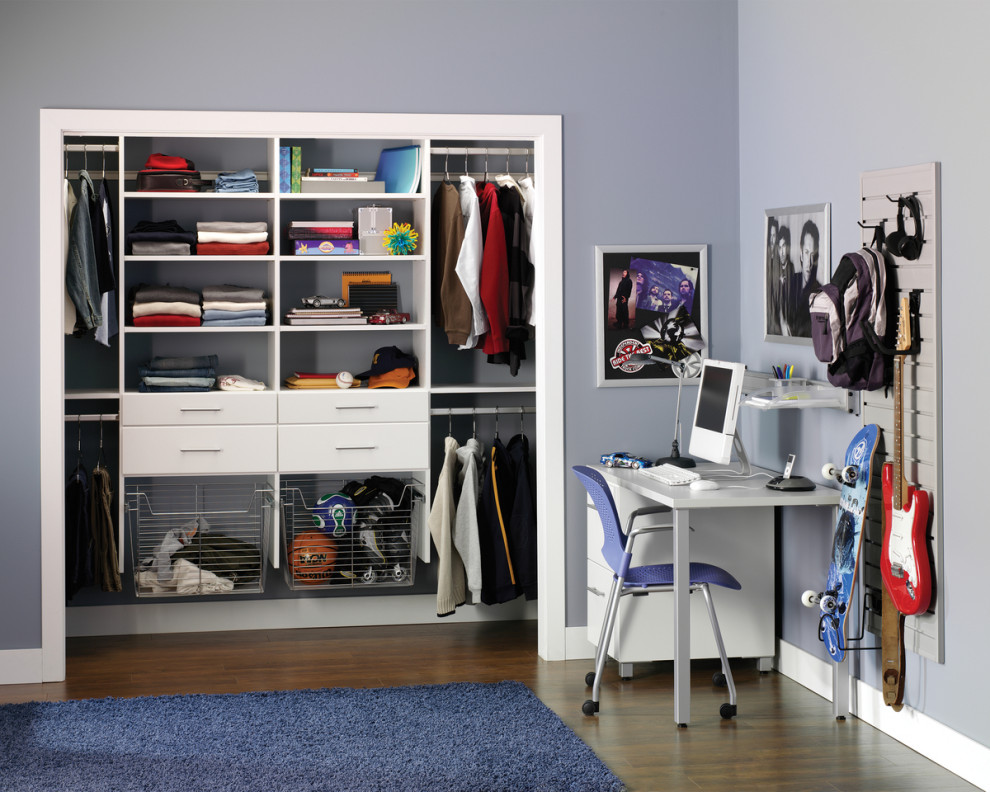 Ejemplo de armario clásico pequeño con armarios con paneles lisos, puertas de armario blancas y suelo de madera en tonos medios
