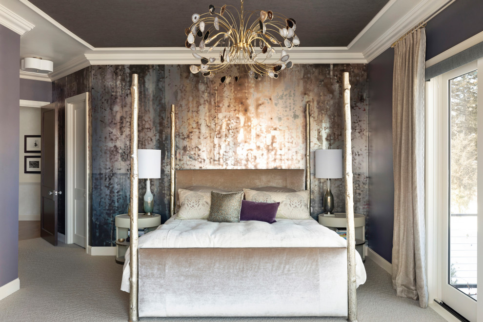 Идея дизайна: большая хозяйская спальня в стиле неоклассика (современная классика) с фиолетовыми стенами, ковровым покрытием, серым полом, кессонным потолком и обоями на стенах