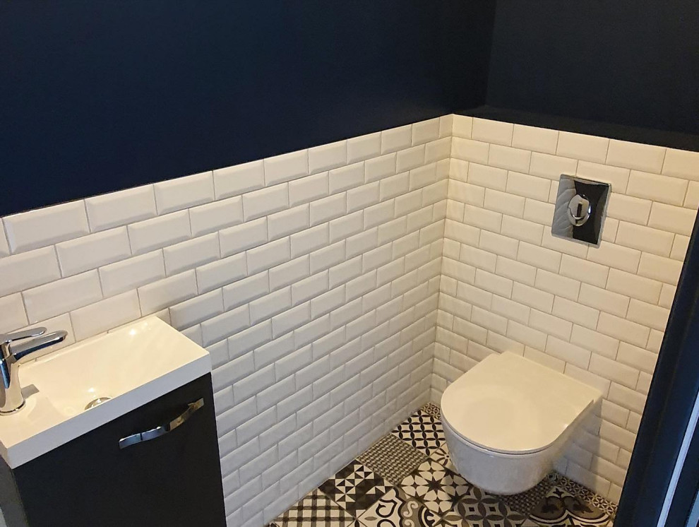 Foto di un piccolo bagno di servizio moderno con WC sospeso, lavabo da incasso e mobile bagno sospeso