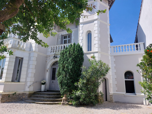 Extension Maison Centenaire nyklassisk-fasad