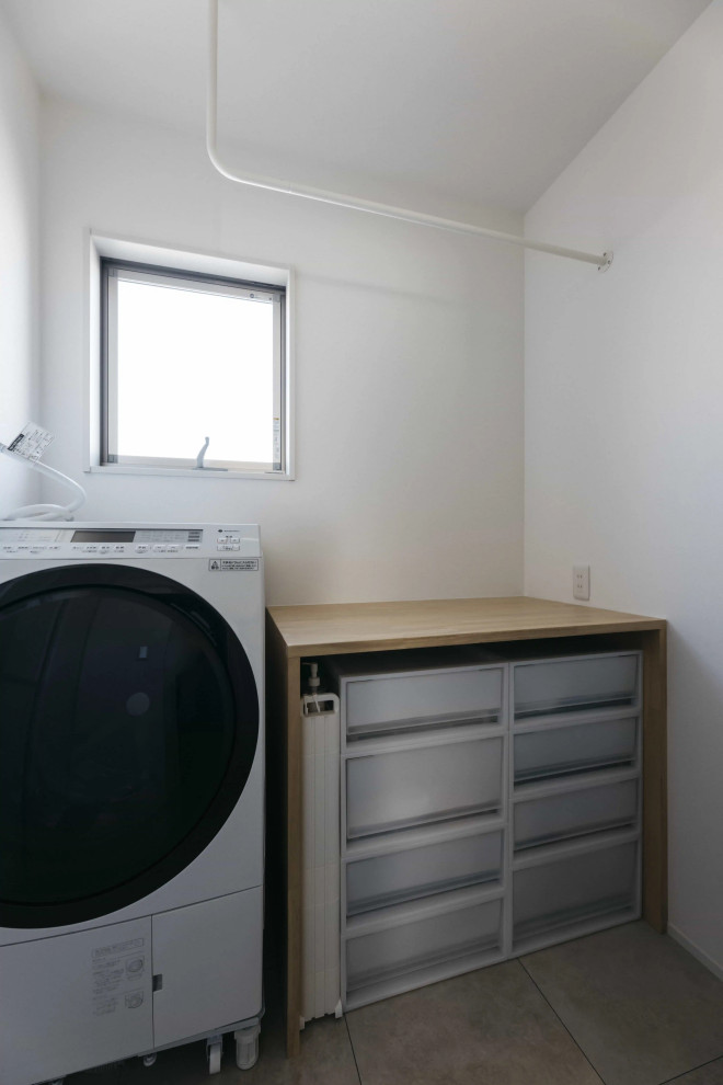 名古屋にある北欧スタイルのおしゃれなランドリールーム (白い壁、洗濯乾燥機、ベージュのキッチンカウンター、白い天井) の写真