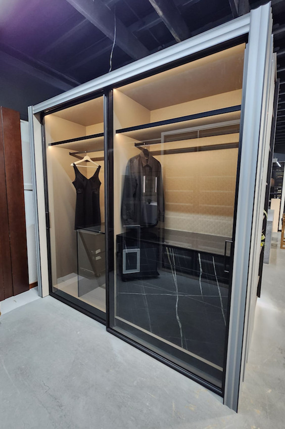 Idée de décoration pour une armoire encastrée minimaliste de taille moyenne et neutre avec un placard à porte vitrée.