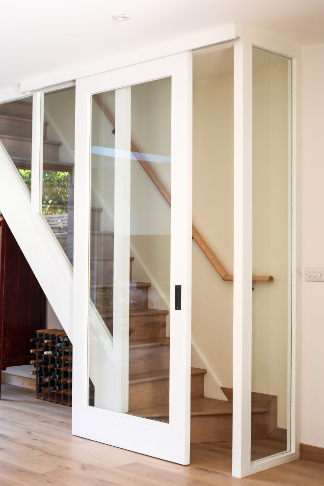 Источник вдохновения для домашнего уюта: большая лестница в современном стиле