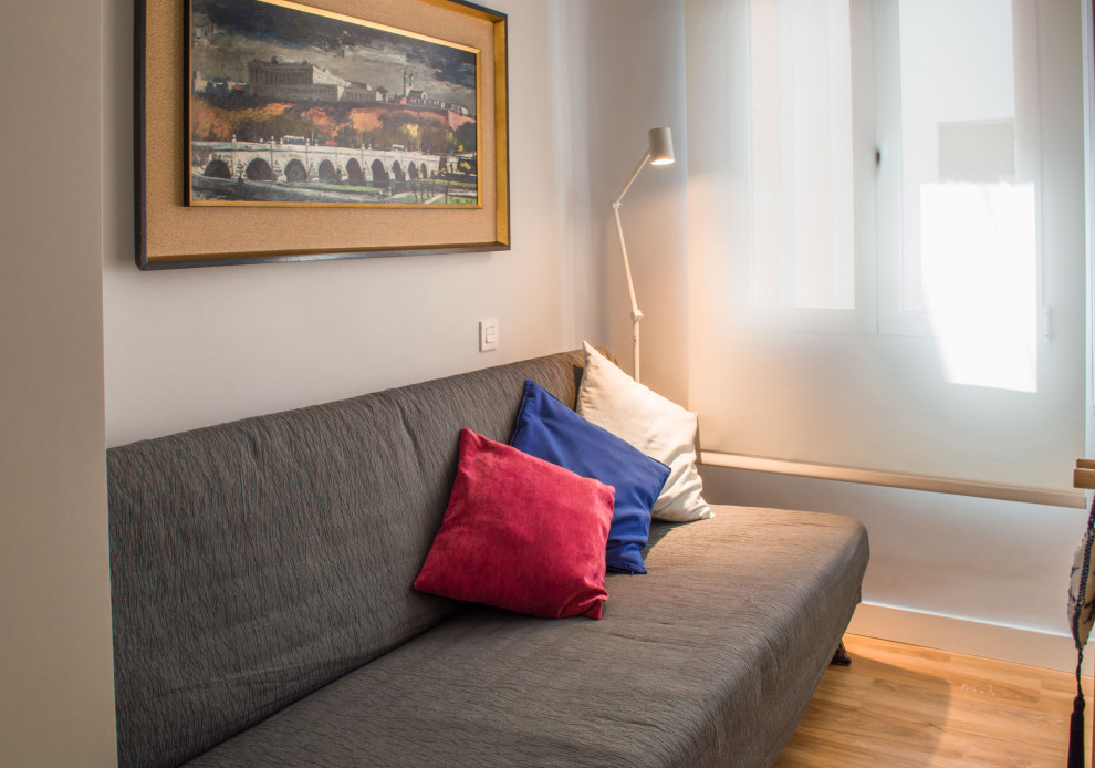 Aménagement d'une petite chambre d'amis contemporaine avec un mur blanc et parquet clair.