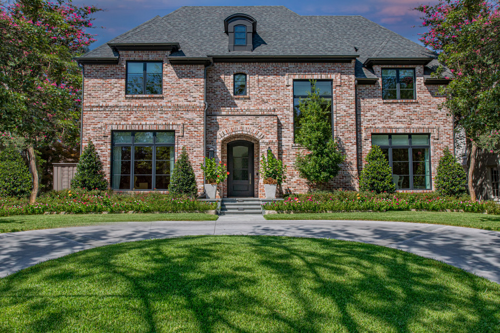 Inspiration for a transitional home design remodel in Dallas