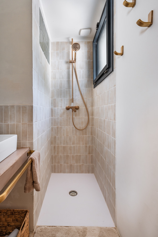 Пример оригинального дизайна: маленькая ванная комната в средиземноморском стиле с открытым душем, бежевой плиткой, керамогранитной плиткой, белыми стенами, душевой кабиной, накладной раковиной, столешницей из бетона, бежевой столешницей и тумбой под одну раковину для на участке и в саду