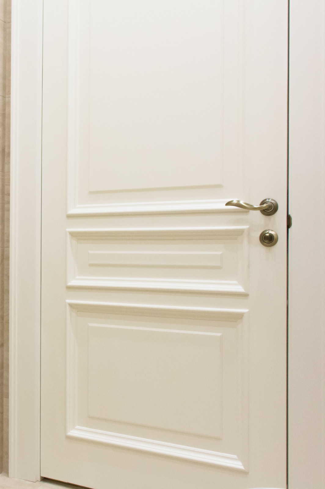 Высокие белые межкомнатные двери