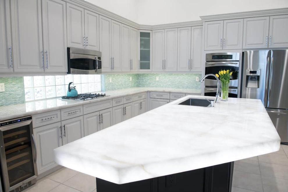 Kitchen - transitional kitchen idea in Miami