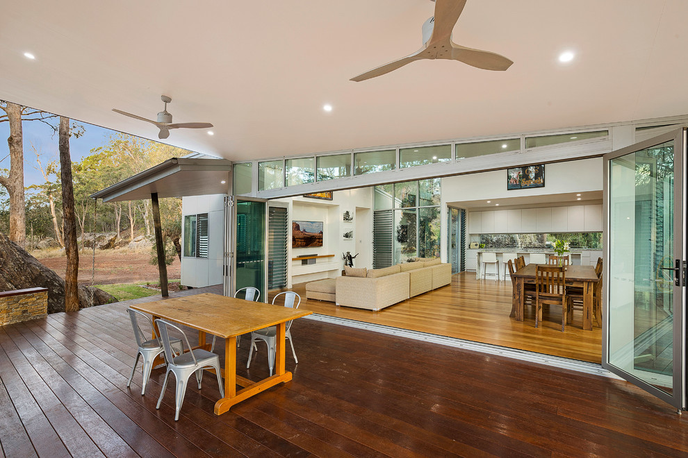 Photo of a transitional deck in Brisbane.