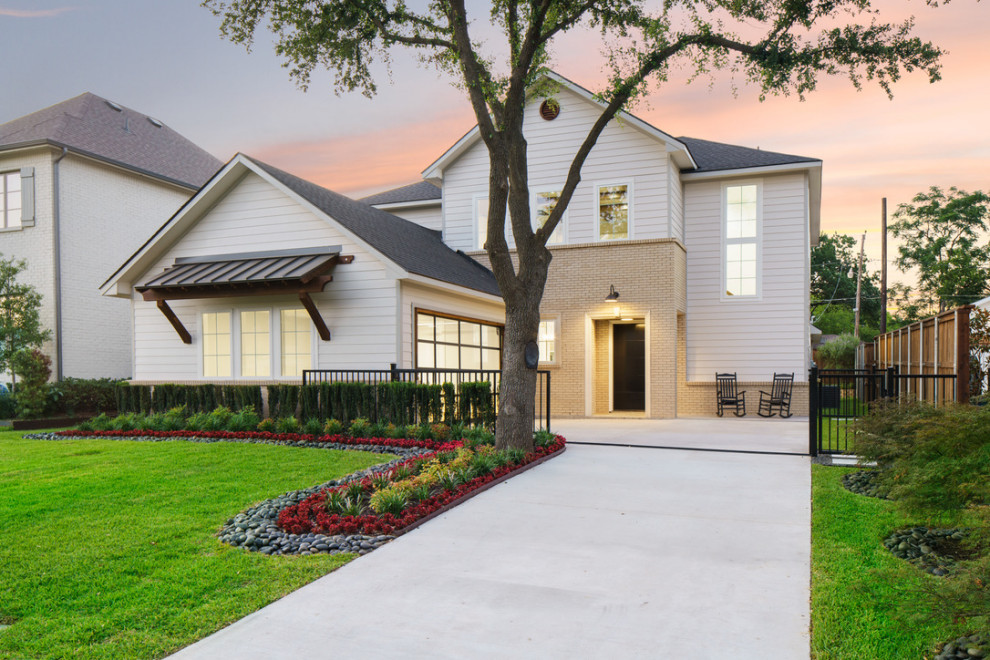 Transitional home design photo in Dallas