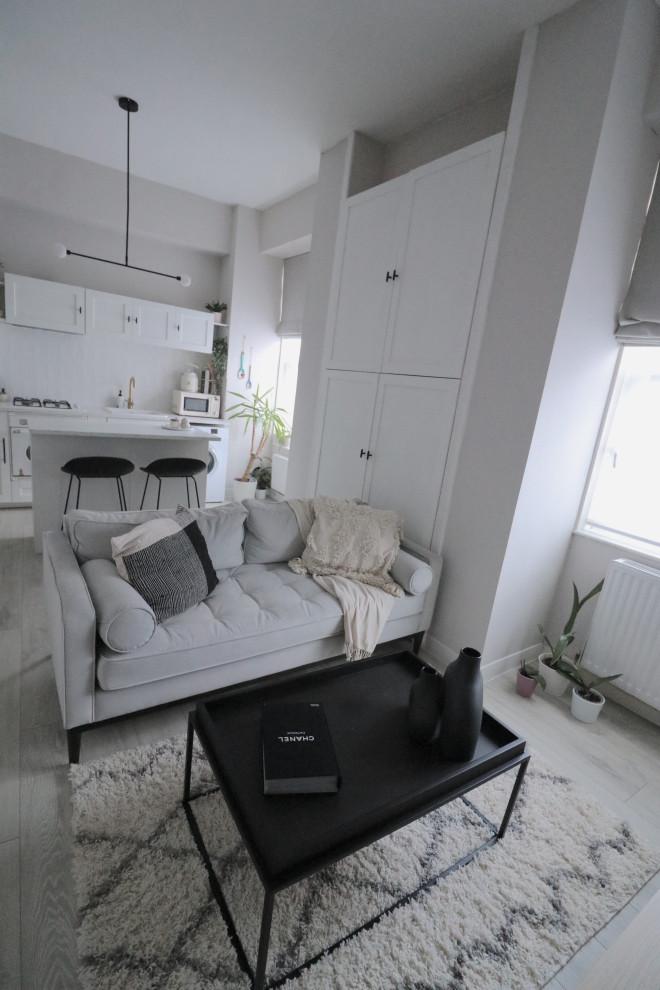 Idée de décoration pour un petit salon design ouvert avec un mur beige, un sol en vinyl et un sol beige.