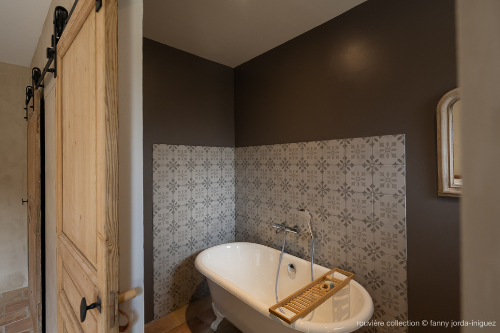 Idéer för små eklektiska badrum, med ett badkar med tassar, bruna väggar, klinkergolv i terrakotta och brunt golv