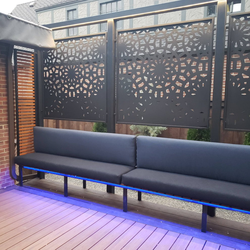 Imagen de terraza tradicional renovada pequeña en patio trasero con toldo y barandilla de metal
