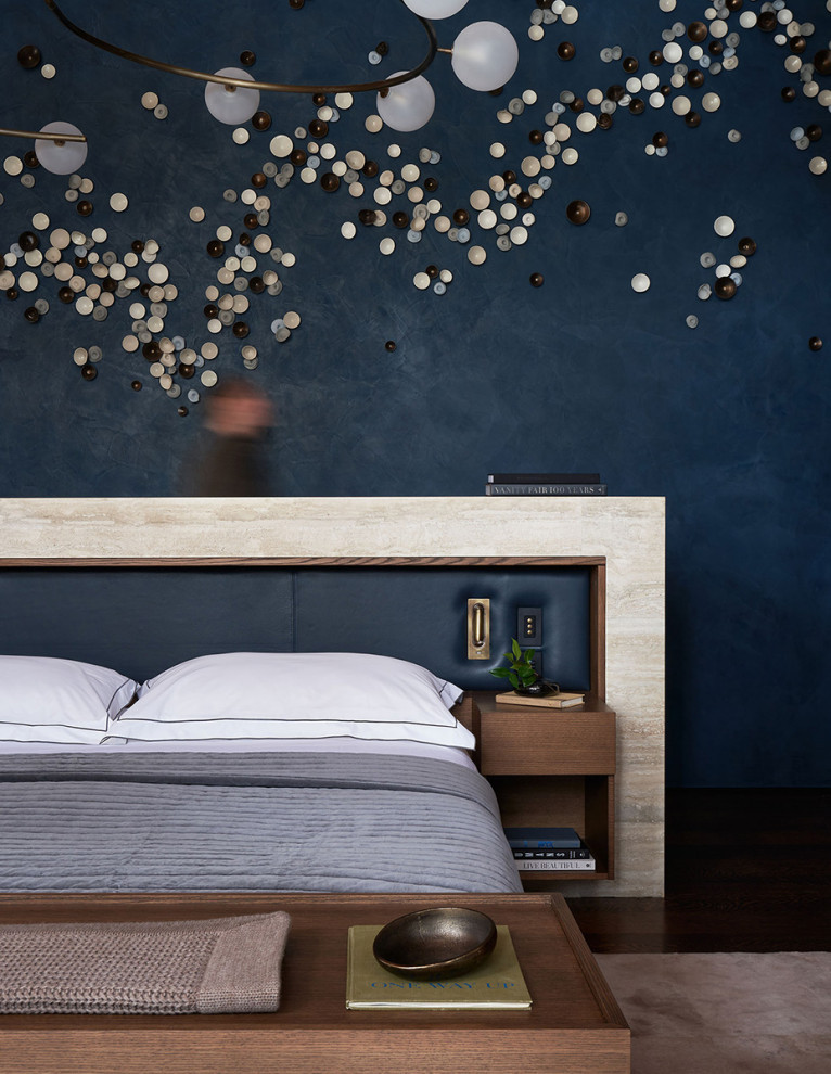 Идея дизайна: хозяйская спальня в стиле модернизм с синими стенами