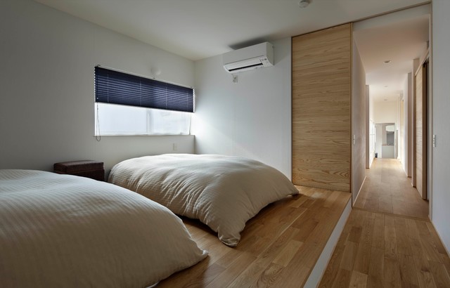 白銀町の家 skandinavisch-schlafzimmer