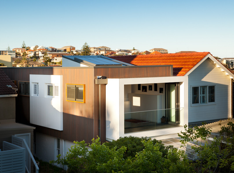 Beach style house exterior in Sydney with a flat roof and a metal roof.