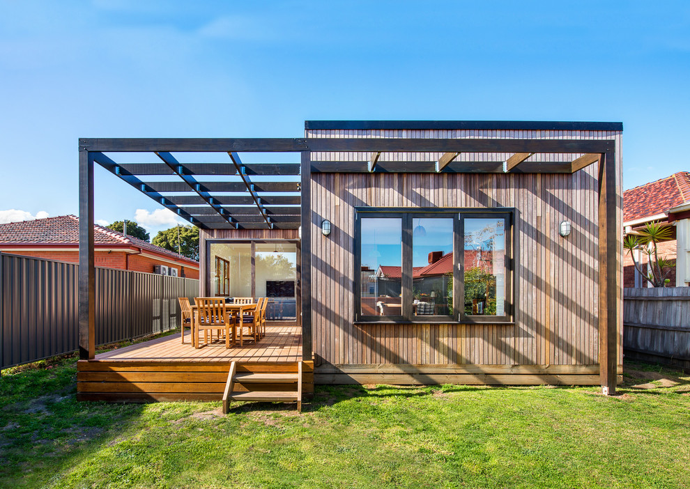 Design ideas for a mid-sized contemporary exterior in Melbourne.