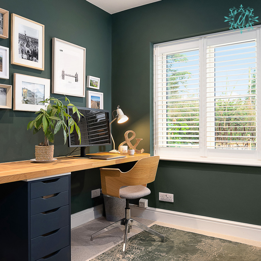 Пример оригинального дизайна: кабинет среднего размера в стиле модернизм с зелеными стенами, ковровым покрытием и разноцветным полом