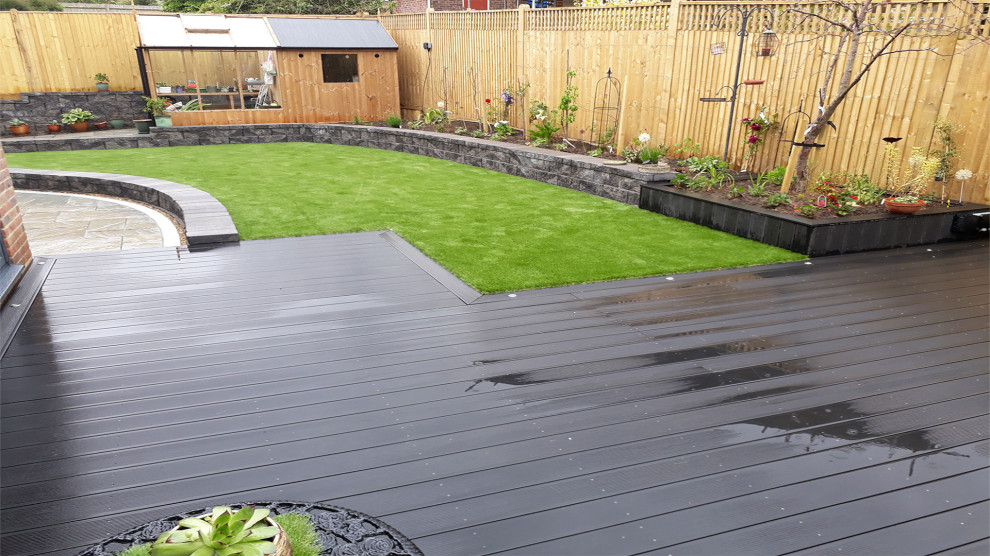Cette image montre un jardin arrière minimaliste de taille moyenne et au printemps avec une terrasse en bois.