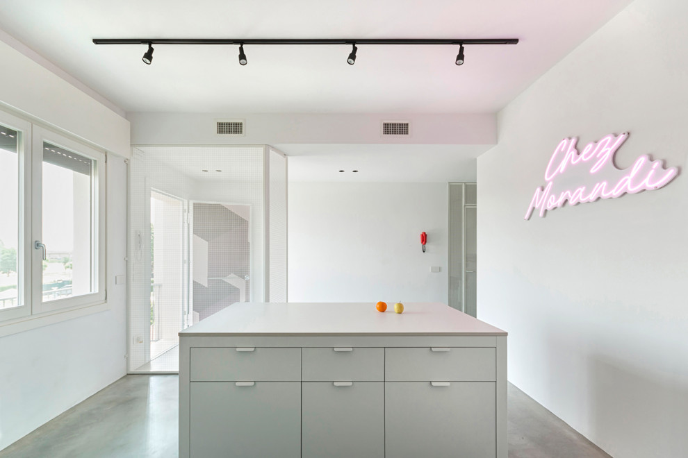 Foto di una piccola cucina design chiusa con ante bianche, top in quarzite, pavimento in compensato, pavimento grigio e top bianco