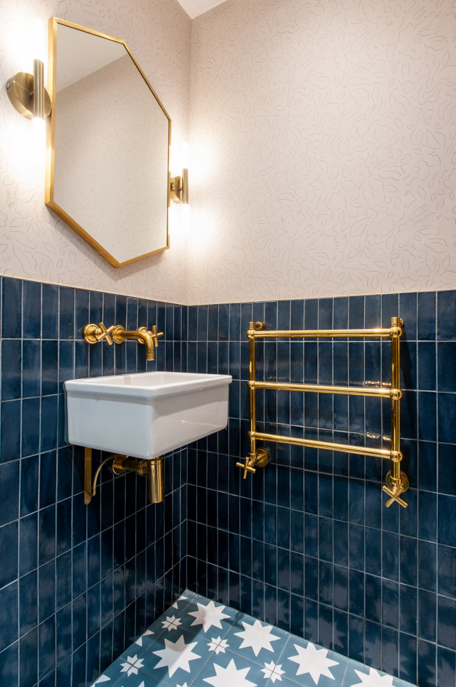 Пример оригинального дизайна: большой туалет в стиле неоклассика (современная классика) с инсталляцией, синей плиткой, керамической плиткой, полом из керамогранита, подвесной раковиной, синим полом, обоями на стенах и розовыми стенами
