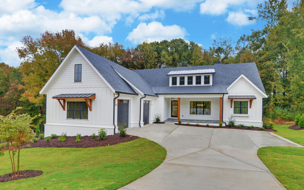 Example of a transitional home design design in Atlanta