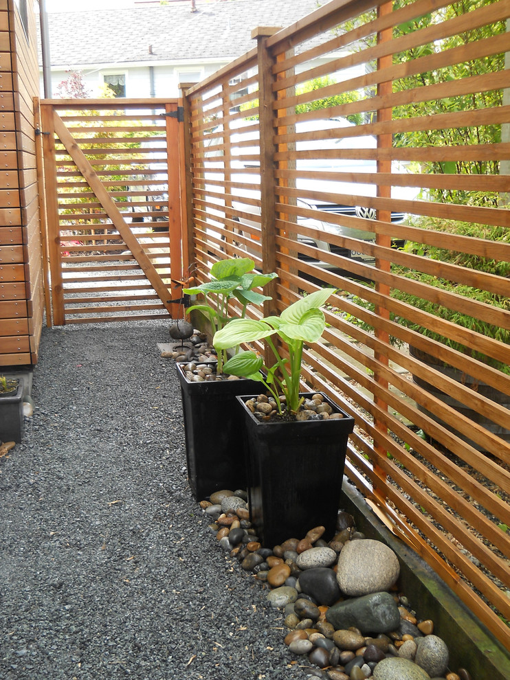 This is an example of a contemporary side yard garden in Vancouver.