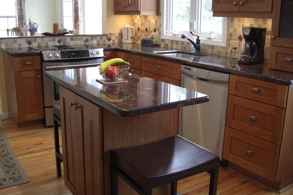 Kitchen - traditional kitchen idea in Chicago