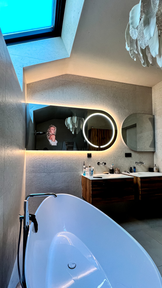 Умное зеркало необычной формы для Кати Гордон