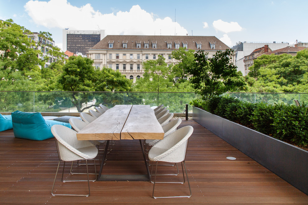 Large contemporary rooftop and rooftop deck in Berlin with no cover.