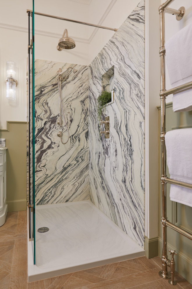 Idéer för mellanstora funkis vitt badrum för barn, med ett fristående badkar, en öppen dusch, en toalettstol med hel cisternkåpa, gröna väggar, ljust trägolv, ett nedsänkt handfat, marmorbänkskiva och dusch med gångjärnsdörr