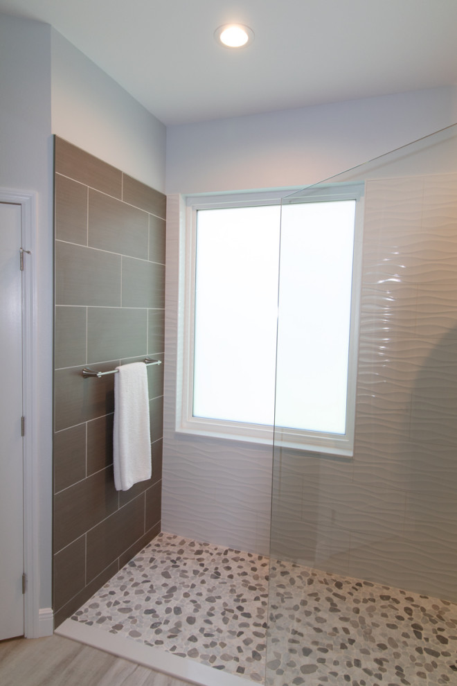 На фото: главная ванная комната в морском стиле с белыми фасадами, серой плиткой, открытым душем и разноцветной столешницей