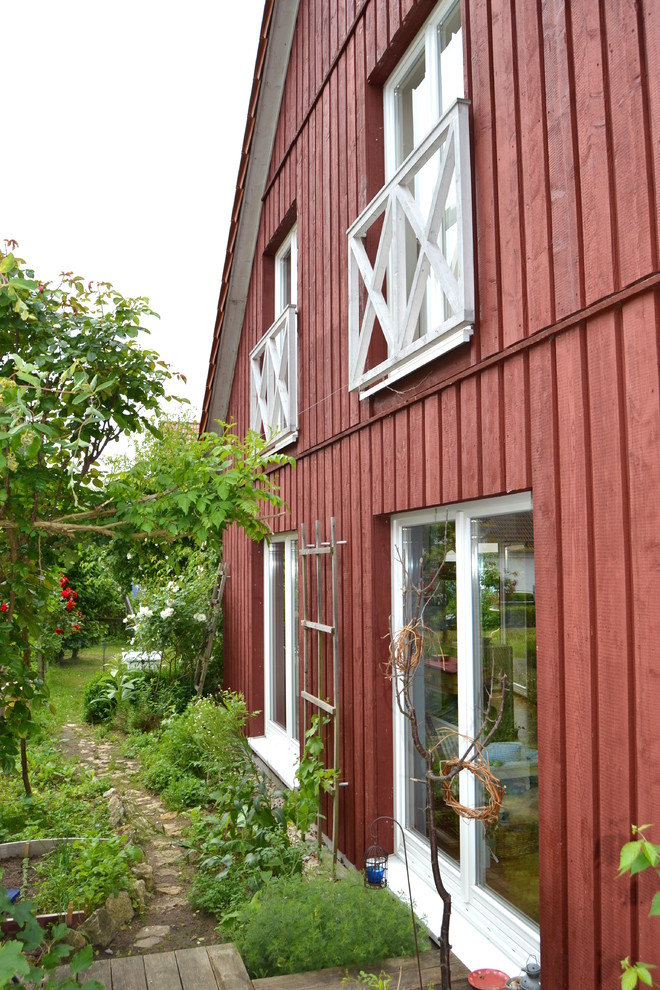 Großes, Zweistöckiges Landhausstil Haus mit roter Fassadenfarbe, Satteldach und Ziegeldach in Nürnberg