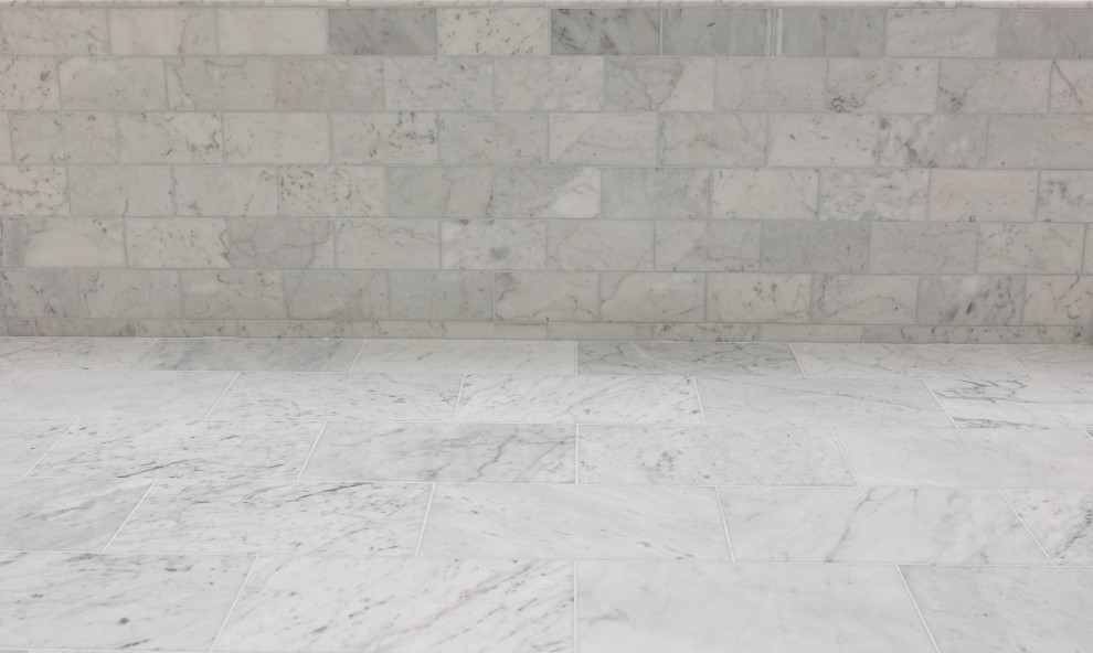 Idéer för ett stort modernt vit en-suite badrum, med skåp i shakerstil, grå skåp, ett badkar i en alkov, en hörndusch, en toalettstol med separat cisternkåpa, marmorkakel, grå väggar, marmorgolv, ett undermonterad handfat, bänkskiva i kvarts och dusch med gångjärnsdörr