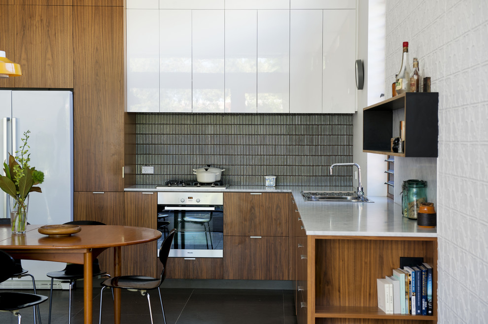 Midcentury l-shaped kitchen in Perth.