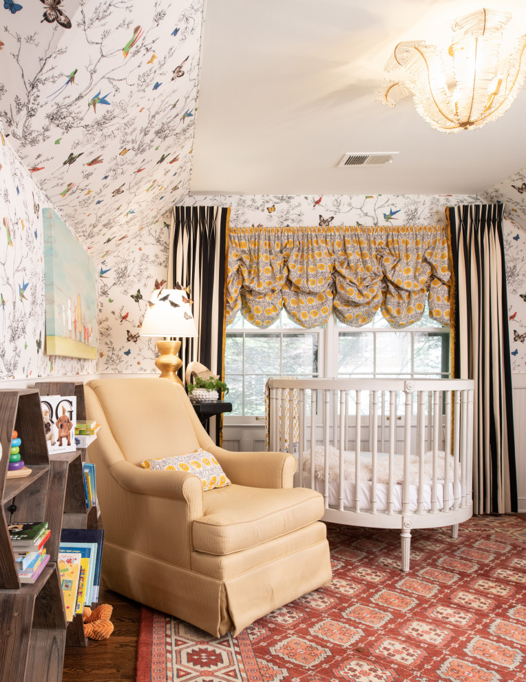Идея дизайна: комната для малыша в стиле фьюжн с обоями на стенах для девочки