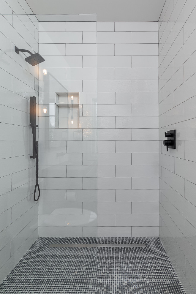 Esempio di una stanza da bagno con doccia moderna di medie dimensioni con doccia a filo pavimento, piastrelle bianche, top in cemento, doccia aperta, top grigio, un lavabo e mobile bagno incassato
