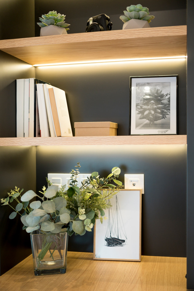 Cette image montre un petit bureau méditerranéen de type studio avec un mur blanc, parquet foncé, un bureau intégré et un sol marron.