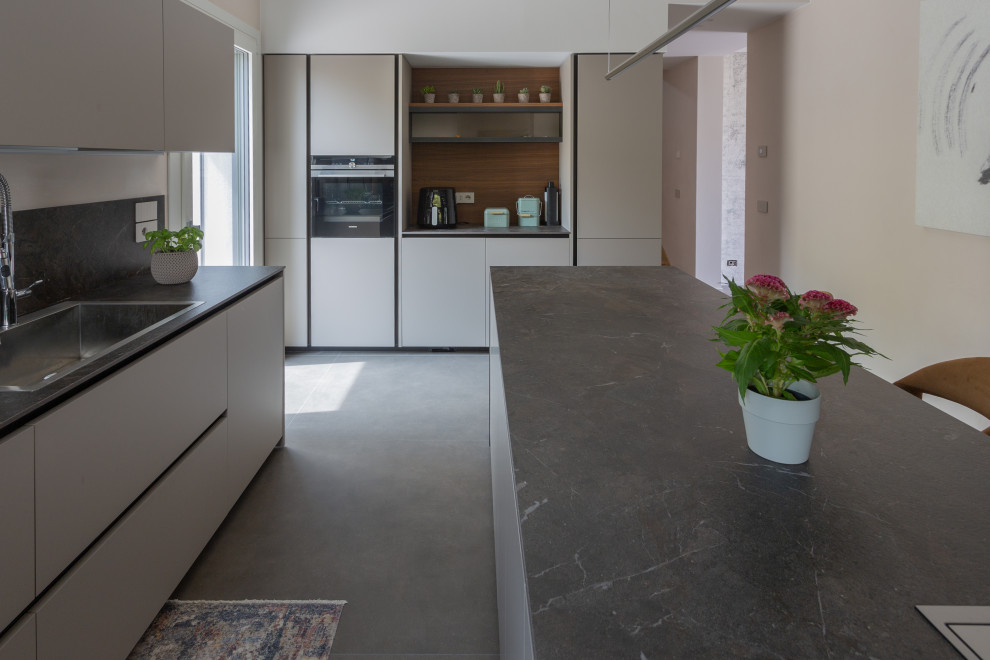 This is an example of a contemporary kitchen in Venice.
