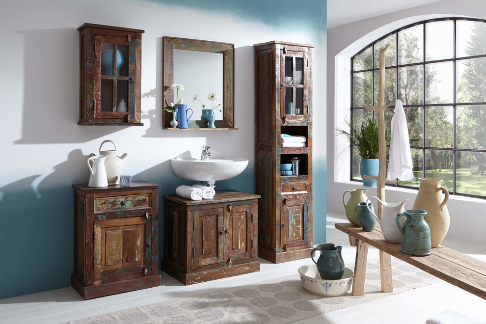 Design ideas for a mid-sized traditional bathroom in Hanover with beaded inset cabinets, dark wood cabinets, multi-coloured walls, light hardwood floors, a wall-mount sink and wood benchtops.