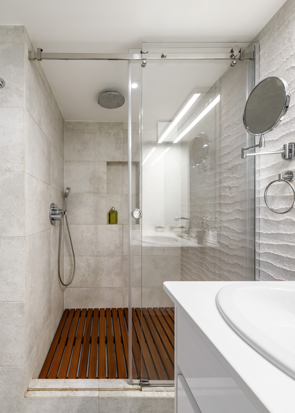 Белая мансардная квартира в историческом центре Петербурга