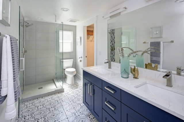 Blue Cabinets Bathroom Remodel, Newport Beach, CA nyklassisk-badevaerelse