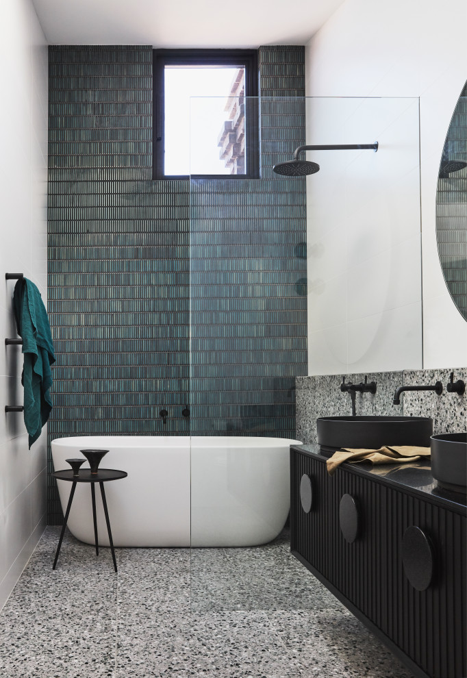 Источник вдохновения для домашнего уюта: ванная комната в современном стиле с черными фасадами, отдельно стоящей ванной, открытым душем, зеленой плиткой, удлиненной плиткой, белыми стенами, полом из керамической плитки, душевой кабиной, раковиной с пьедесталом, столешницей из искусственного камня, разноцветным полом, открытым душем, черной столешницей, тумбой под две раковины, подвесной тумбой и плоскими фасадами