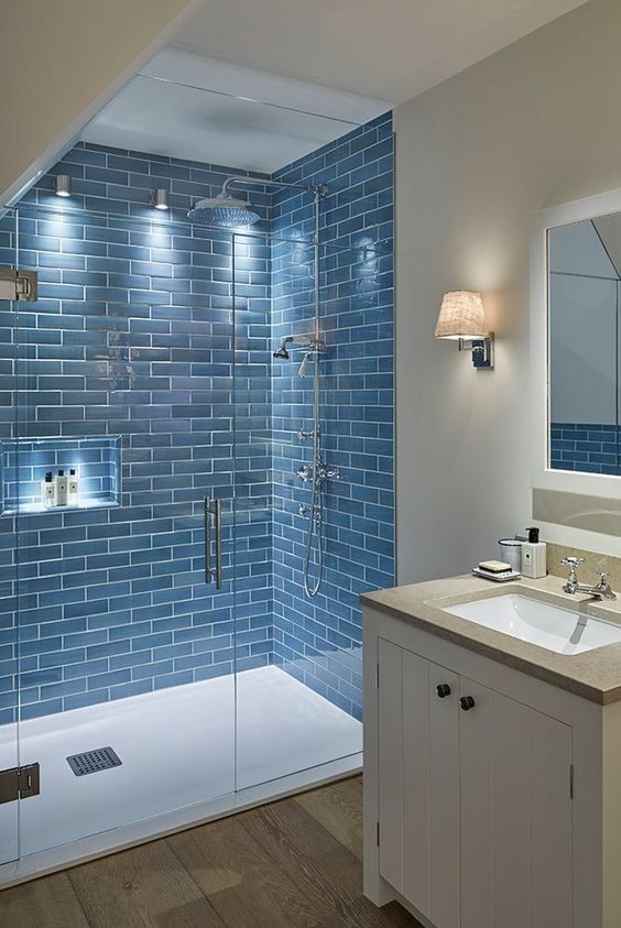 Mid-sized modern 3/4 wet room bathroom in Paris with marble and blue walls.