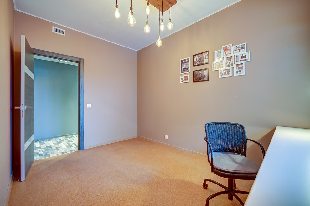 Ispirazione per un ufficio nordico di medie dimensioni con pareti beige, pavimento in sughero e scrivania autoportante