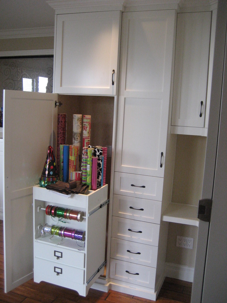 Example of a mid-sized transitional home design design in Los Angeles